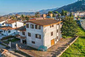 Villa unifamiliare divisa in due unita' abitative