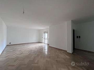 Luminoso Trilocale 130 mq con Salone Doppio