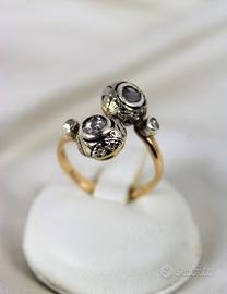Antico anello " contrarié " in oro 18K e diamanti