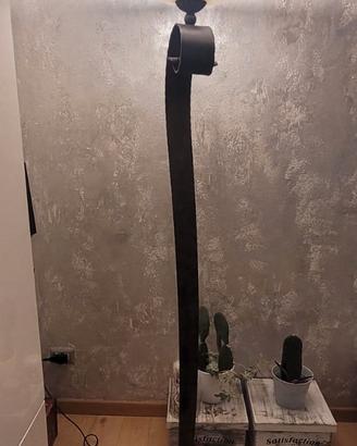 lampada da pavimento in ferro battuto