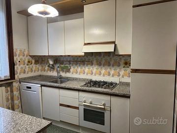 Cucina componibile in  legno colore bianco