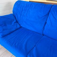 Divano con pouf appoggia piedi