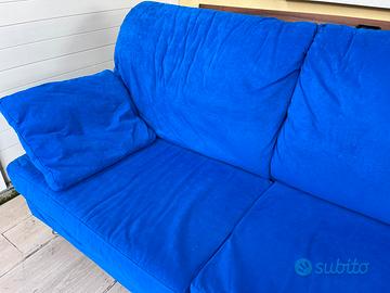 Divano con pouf appoggia piedi