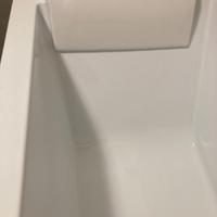 Vasca da bagno bianca rettangolare con telaio