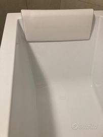 Vasca da bagno bianca rettangolare con telaio