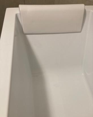 Vasca da bagno bianca rettangolare con telaio