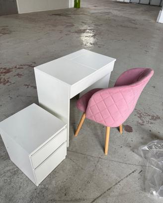 Scrivania e comodino con poltroncina