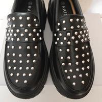 Mocassino con borchie