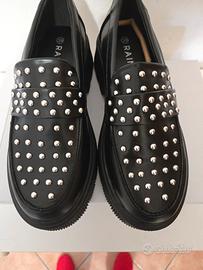 Mocassino con borchie