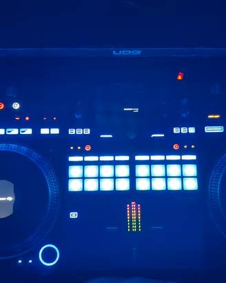 CONSOLLE DJ PIONEER DDJ REV7 CON FLIGHT CASE UDG