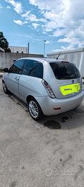 lancia y 