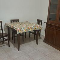 Tavolo, sedie, credenza e libreria