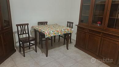 Tavolo, sedie, credenza e libreria