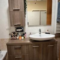 Mobile bagno con lavandino e specchio