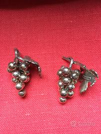 Piccoli grappoli d’uva d’argento