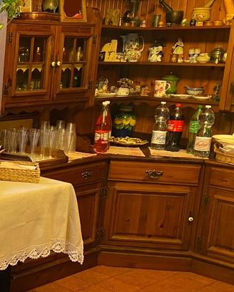 Mobile rustico in legno ad angolo