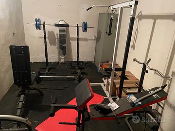 Palestra completa home gym con rack, pesi, lat mac