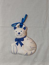 Gatto in ceramica bianca e blu da appendere
