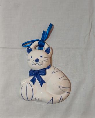 Gatto in ceramica bianca e blu da appendere