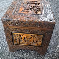 Baule in legno intarsiato.