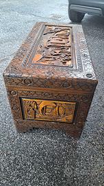 Baule in legno intarsiato.