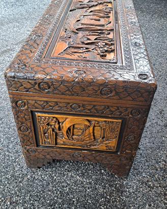 Baule in legno intarsiato.