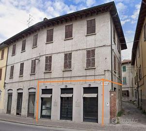 CANTU' vendiamo NEGOZIO con tre vetrine e due bagn