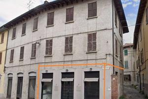 CANTU' vendiamo NEGOZIO con tre vetrine e due bagn