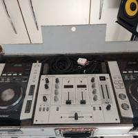 consolle con mixer e lettori CDJ 200