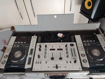 consolle con mixer e lettori CDJ 200