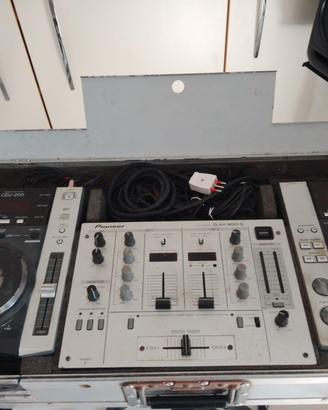 consolle con mixer e lettori CDJ 200