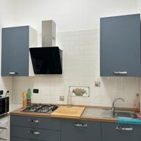 Cucina con penisola ed elettrodomestici