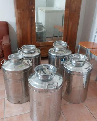 Bidoni in acciaio per olio.