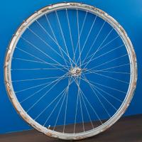 Ruota di bici d'epoca con catene vintage