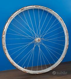 Ruota di bici d'epoca con catene vintage