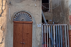 Casa singola, due ingressi da ristrutturare