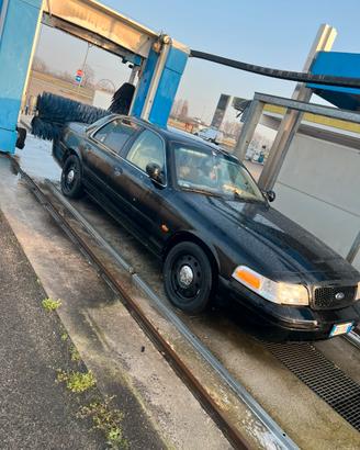 Ford Crown Victoria Police Interceptor trattabile