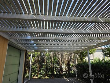 Pergola in legno lamellare verniciato bianco