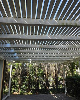 Pergola in legno lamellare verniciato bianco