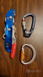 Moschettoni e discensore speleo