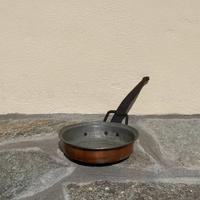 Padella antica in rame con manico in ferro