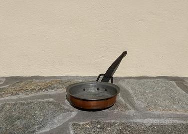 Padella antica in rame con manico in ferro