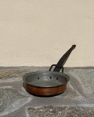Padella antica in rame con manico in ferro
