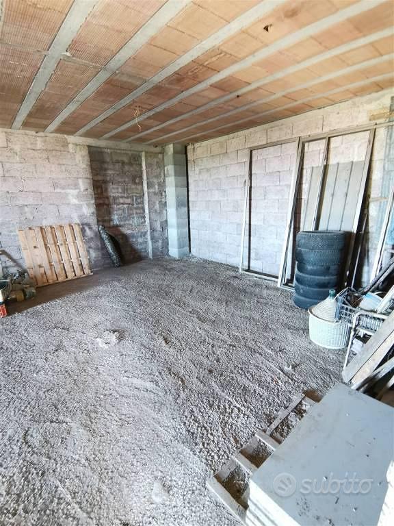 Rustico / Casale di 200 m² con più di 5 locali a T - Vista 5