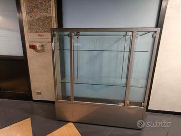 Scaffali contenitori in vetro montati su rotelle 