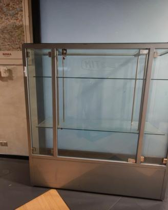 Scaffali contenitori in vetro montati su rotelle 