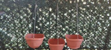 vasi per fiori con catene per appenderli.