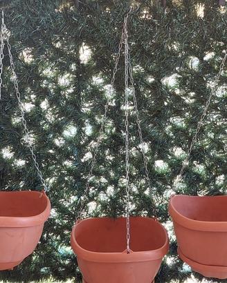 vasi per fiori con catene per appenderli.