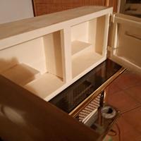 mobiletto farmaci in ferro e chiusure vintage