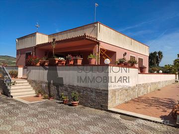 Villa con giardino